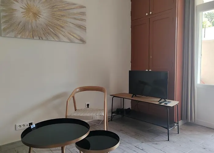 Beautiful - Private Terrace - Wi-fi - Air Conditioning דירה טולון